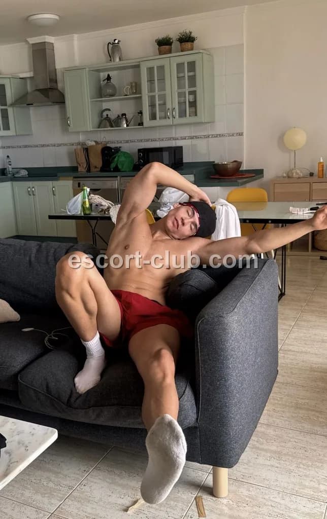 Tonny — Abu Dhabi escort photo 6