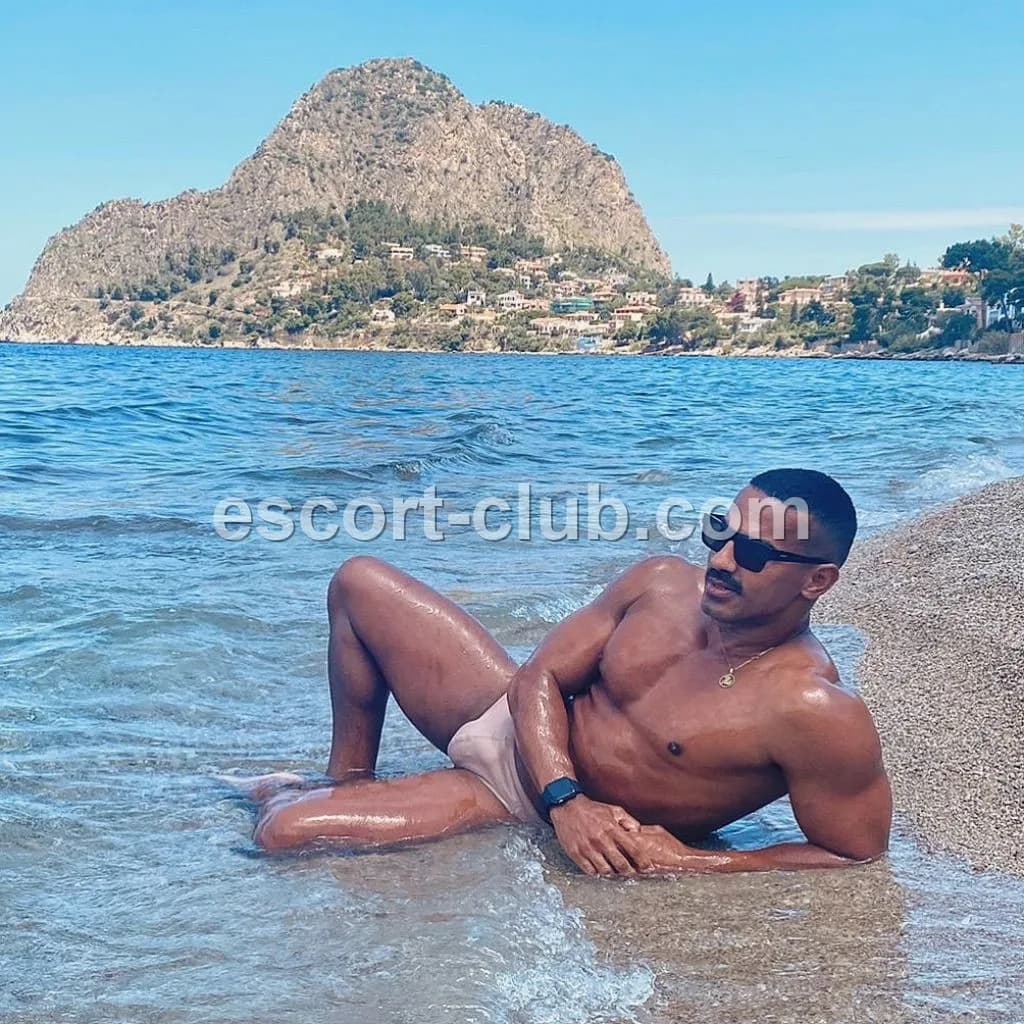 Tony — Abu Dhabi escort photo 4