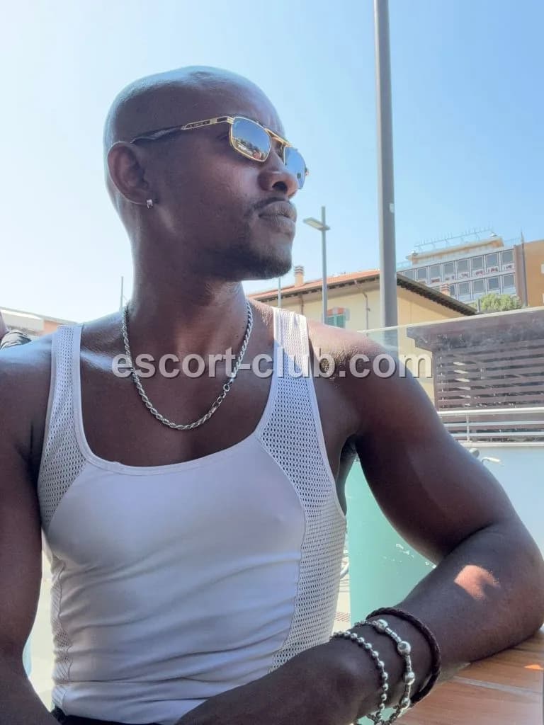 Toro — Abu Dhabi escort photo 3