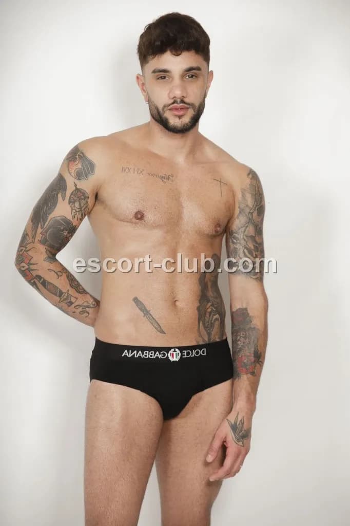 Tristan — Abu Dhabi escort photo 4