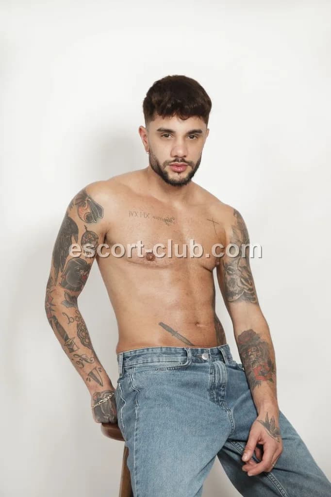 Tristan — Abu Dhabi escort photo 6
