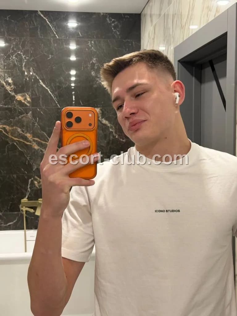 Tyler — Abu Dhabi escort photo 2
