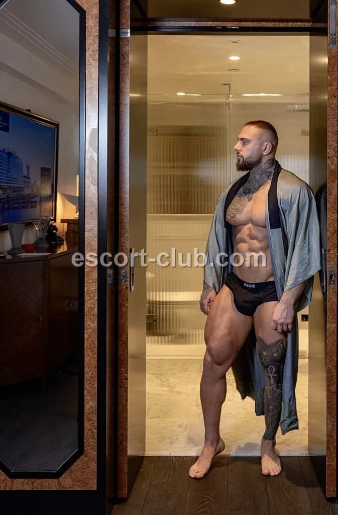 Vaughn — escort in Ajman