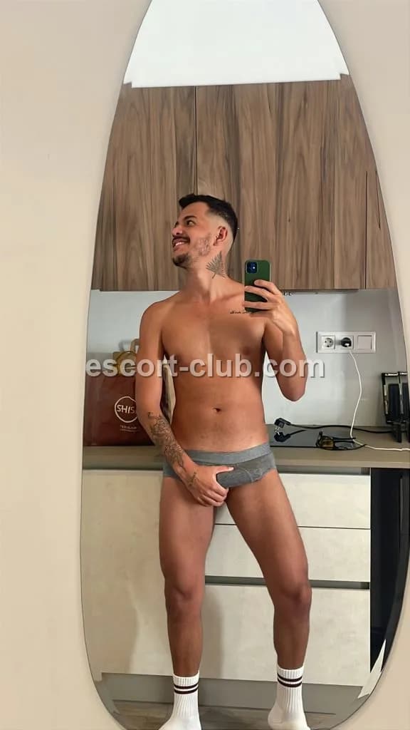 Victor — Hong Kong escort photo 3