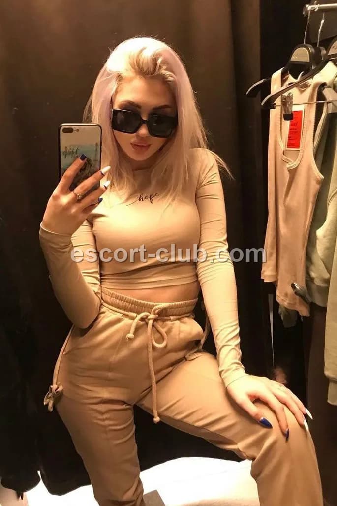 Violetta — Aberdeen escort photo 1