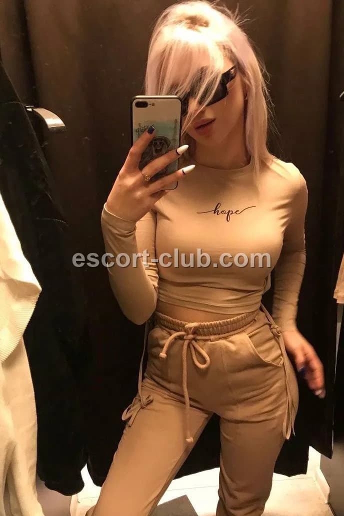 Violetta — Aberdeen escort photo 2