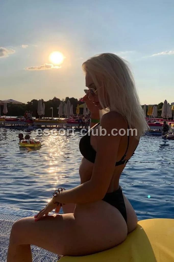 Violetta — Aberdeen escort photo 3