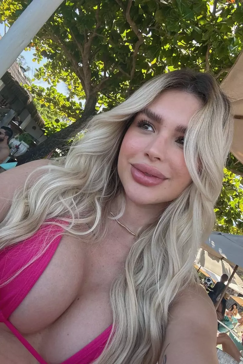 Sexy blonde Khloe with big breasts and full lips, from Soho